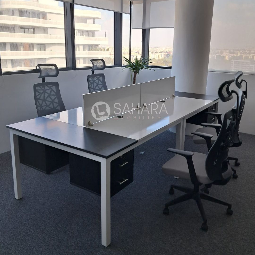 Bureau Bench de 4 places pour les open space exposé dans un espace professionnel avec des fauteuil en Mesh